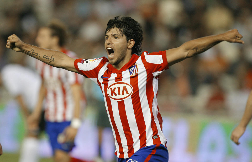 Kun Agüero celebra un gol en Mestalla con la camiseta del Atlético de Madrid. (Foto: José Jordán / AFP / Getty Images).