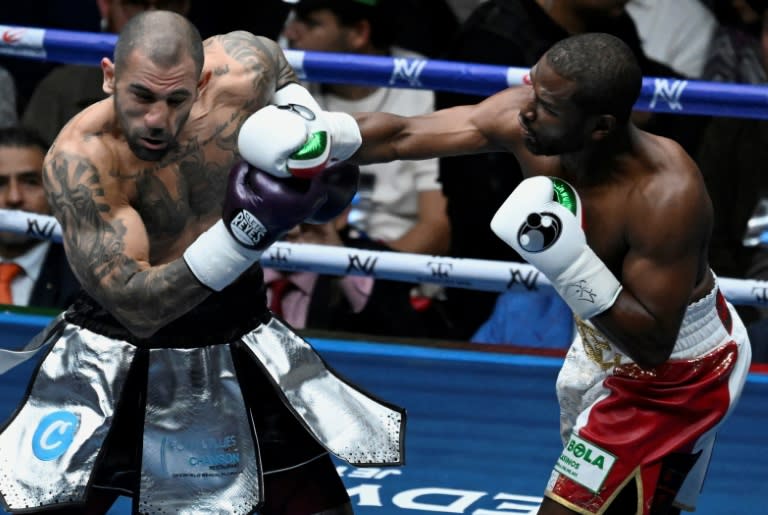 Mayweather domina a Gotti en pelea de exhibición en Ciudad de México