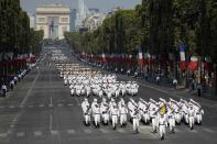 <p>In Frankreich ist derzeit der sogenannte “Vorbereitungstag für die Landesverteidigung” (Journée défense et citoyenneté) verpflichtend. 2001 schaffte der damalige französische Präsident Jacques Chirac die allgemeine Wehrpflicht in Frankreich ab. Ein Kernversprechen des Wahlkampfes des amtierenden Präsidenten Emmanuel Macron ist die Wiedereinführung – und zwar sowohl für Männer als auch für Frauen. In Frankreich stieß das auf weitgehende Zustimmung, schließlich sei mit dem Grundwehrdienst ein wesentliches Mittel für die soziale Integration verloren gegangen. Macron plante eine Grundausbildung für 16-jährige Jugendliche, die höchstens einen Monat dauern soll. Im Anschluss daran kann man eine freiwillige Phase anschließen, die Jugendliche bis zu ihrem 25. Lebensjahr in den Bereichen Verteidigung, Sicherheit, Umweltschutz, Soziales oder Kultur absolvieren können. Die Dauer dieser Weiterbildung soll optional drei, sechs oder zwölf Monate betragen. Dieser Plan stieß allerdings landesweit auf Kritik. (Bild: AP Photo/Francois Mori) </p>