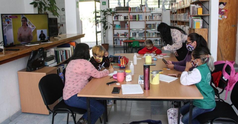 Los niños y adolescentes volverán a clases presenciales, aunque solo cuatro días a la semana y en grupos reducidos.