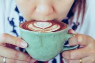 <p>¿El café es bueno para usted? Por supuesto: además de animarte, el café puede ayudarte a reducir el riesgo de padecer diabetes y ciertos tipos de cáncer. Para obtener un impulso adicional para la salud, prueba a añadir especias a los posos del café antes de prepararlo. Por cada cucharada de café molido, añade ¼ de cucharadita de canela, cardamomo o cúrcuma molidos al filtro.</p>