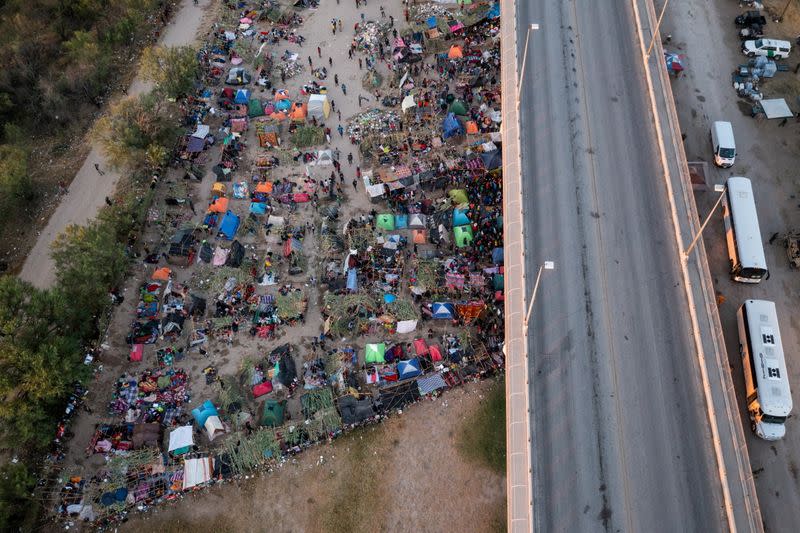 Foto de archivo de inmigrantes instalados en el Puente Internacional Del Rio en Del Rio, Texas