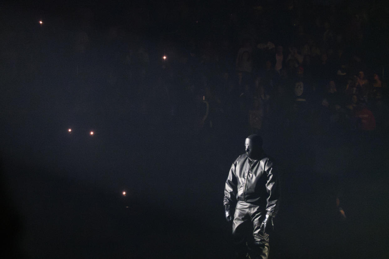 Una figura en el escenario de la fiesta de lanzamiento de “Vultures 1”, en la que Ye, o Kanye West, actuó, pero nunca se quitó la máscara, en el UBS Arena de Elmont, Nueva York, pasada la medianoche del 10 de febrero de 2024. (The New York Times)