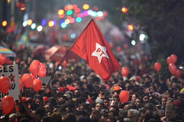 Unionists and members of the Workers Party (PT) demonstrate in support of former Brazilian president Luiz Inacio Lula da Silva in downtown Sao Paulo, Brazil on March 18, 2016 (AFP Photo/Nelson Almeida)