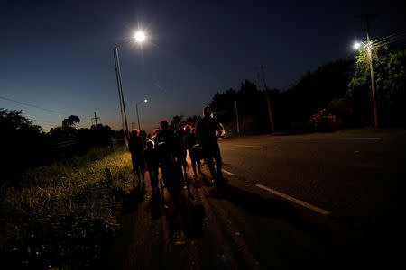 Central American migrants walk along the highway near the border with Guatemala, as they continue their journey trying to reach the U.S., in Tapachula, Mexico October 22, 2018. REUTERS/Ueslei Marcelino