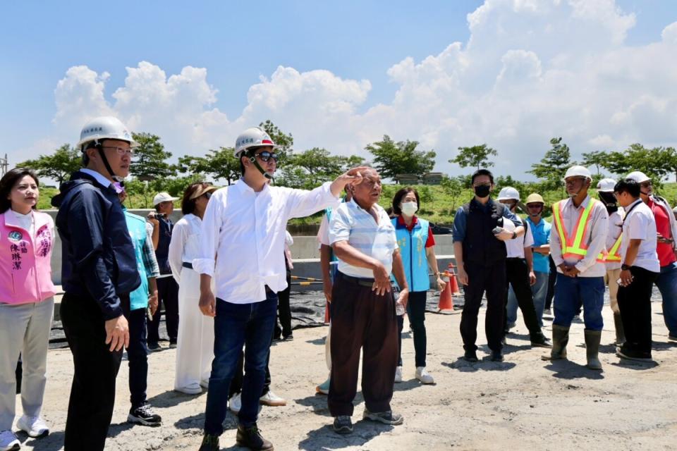 ▲高雄市長陳其邁視察湖內區大湖地區L幹線雨水下水道及抽水站工程，聽取水利局簡報並實地勘查工程進度。（記者王苡蘋翻攝）