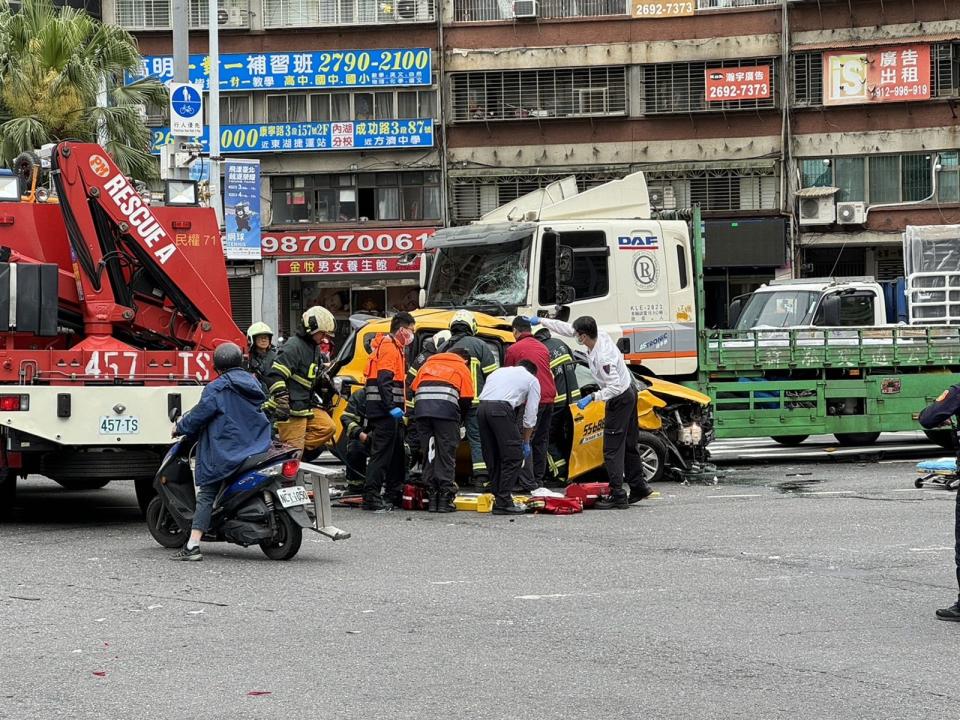 北市內湖區成功路與民權東路交叉口今午發生嚴重車禍，肇事計程車嚴重變型。（翻攝畫面）