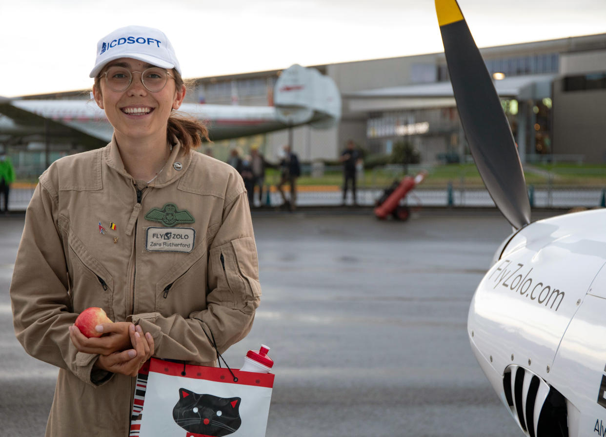 Zara Rutherford después de aterrizar su pequeña aeronave en Seattle en septiembre de 2021. Antes de llegar a la ciudad, voló entre el humo de los incendios forestales sobre el Norte de California. (Museo del Vuelo vía The New York Times)
