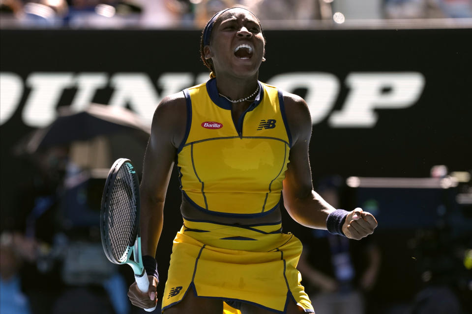 Coco Gauff celebra después de derrotar a Marta Kostyuk en los cuartos de final del Abierto de Australia, el martes 23 de enero de 2024, en Melbourne. (AP Foto/Alessandra Tarantino)