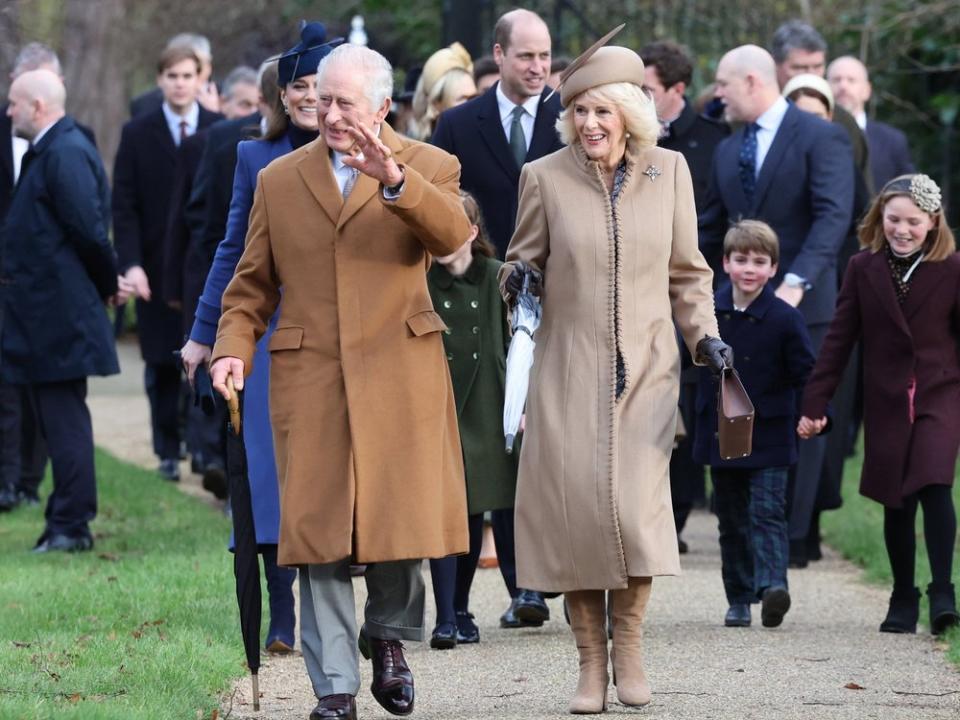 König Charles und Königin Camilla auf dem Weg zum Weihnachtsgottesdienst. (Bild: imago/i Images)