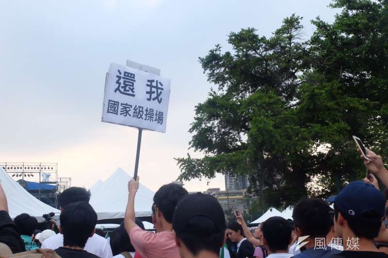 2017-09-24-台灣大學舉辦「中國新聲音」歌唱選拔會，抗議學生、社運團體進入舞台前高舉標語03。（謝孟穎攝）