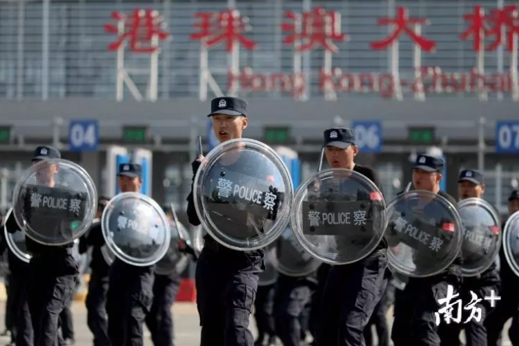 珠海市公安局大練兵成果匯報暨反恐應急處突演練。   圖：翻攝自南方日報微信公眾號