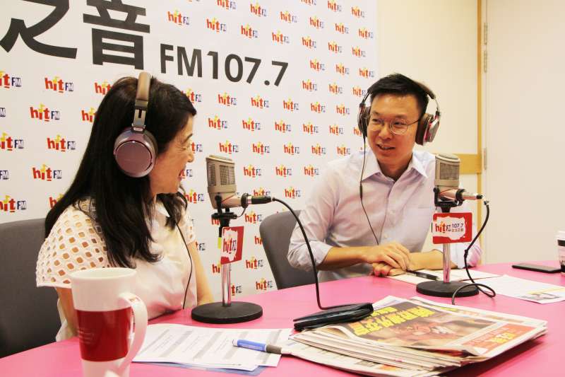 20190718-民進黨副秘書長林飛帆（右）18日接受廣播專訪。（Hit Fm《周玉蔻嗆新聞》製作單位提供）