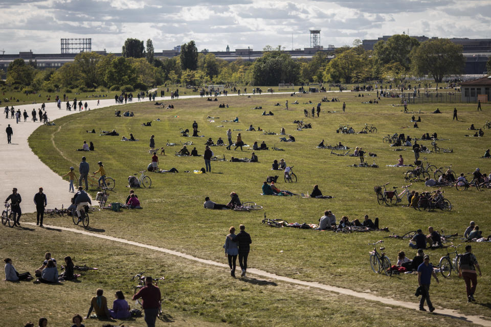 BERLIN, GERMANY - MAY 17: People enjoy warm weather in Tempelhofer Feld, the former Tempelhof airport that is now a public park, on May 17, 2020 in Berlin, Germany. As authorities continue to ease lockdown restrictions nationwide businesses are reopening, tourism is becoming possible again and more children are returning to school. At the same time health experts are monitoring infection rates carefully for signs of any resurgence. (Photo by Maja Hitij/Getty Images)