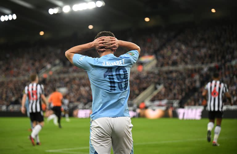 Julián Álvarez se toma la cabeza tras no aprovechar una situación de gol en la eliminación de Manchester City