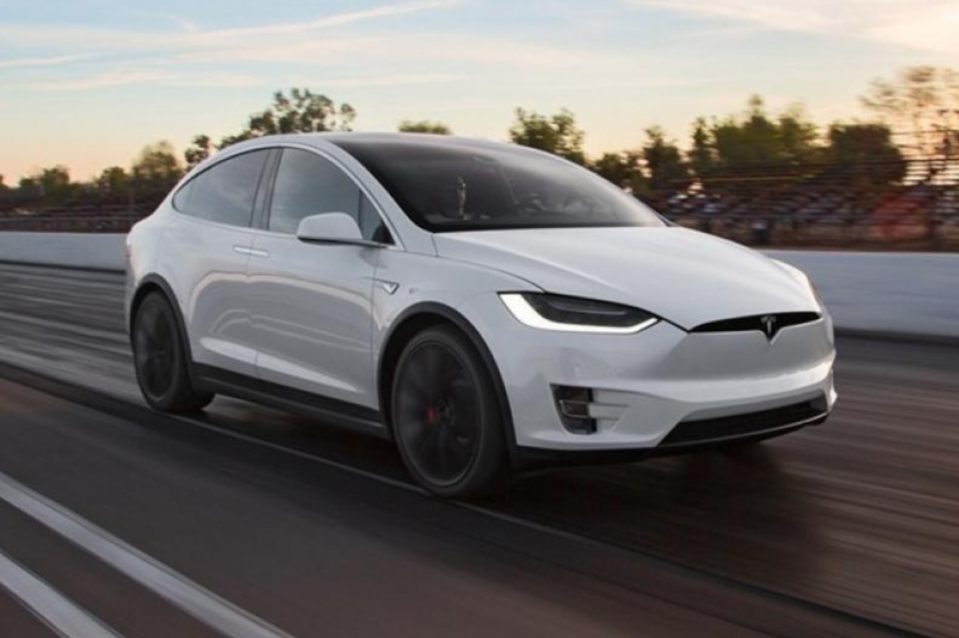 <strong>《NHTSA》碰撞測試中發現，Tesla Model X 堪稱翻車機率最低的休旅車，僅有 9.3% 的機率。</strong>