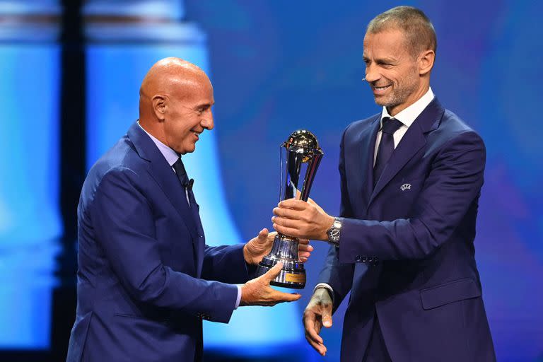 Aleksander Ceferin entrega el Premio del Presidente a Arrigo Sacchi.