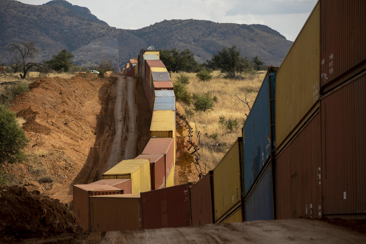 Un muro fronterizo improvisado hecho con contenedores que se extiende a través de varios kilómetros del Bosque Nacional Coronado en Arizona, el 7 de diciembre de 2022. (Ivan Pierre Aguirre/The New York Times)
