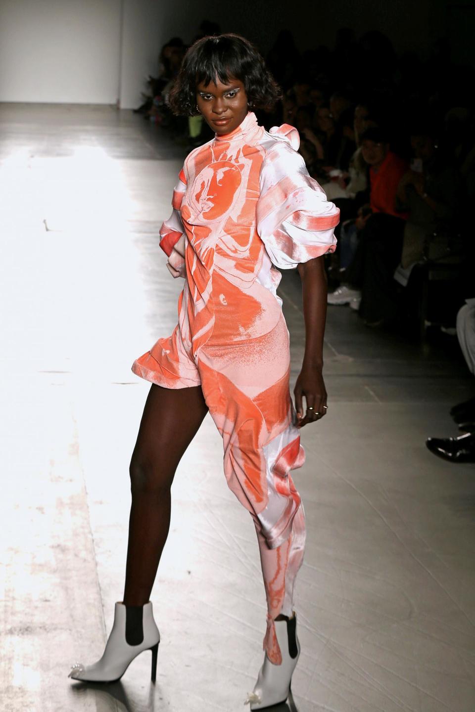 Amy Lefevre walks the runway without accessories during the Junkai Huang showcase (Getty Images)