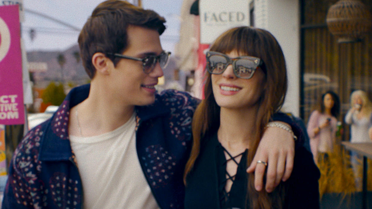  Nicholas Galitzine and Anne Hathaway walk down the street together in The Idea Of You. 