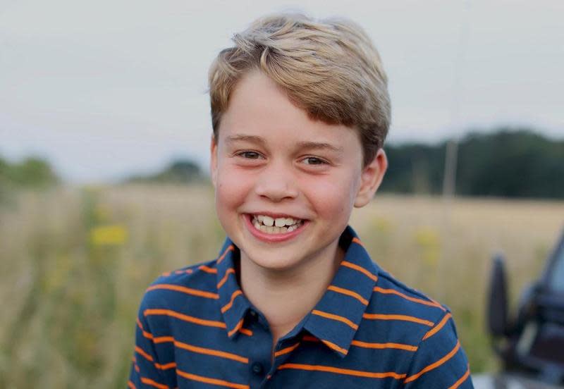 喬治小王8歲生日，照片露出大門牙和牙縫，相當可愛。（翻攝KensingtonRoyal推特）