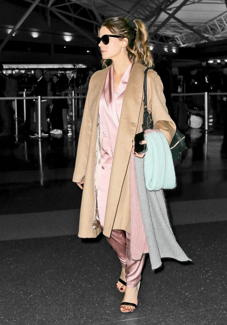 Kate Beckinsale spotted at JFK airport wearing a brown trench coat with a pink silk outfit and strappy heels. (Photo: AKM-GSI)