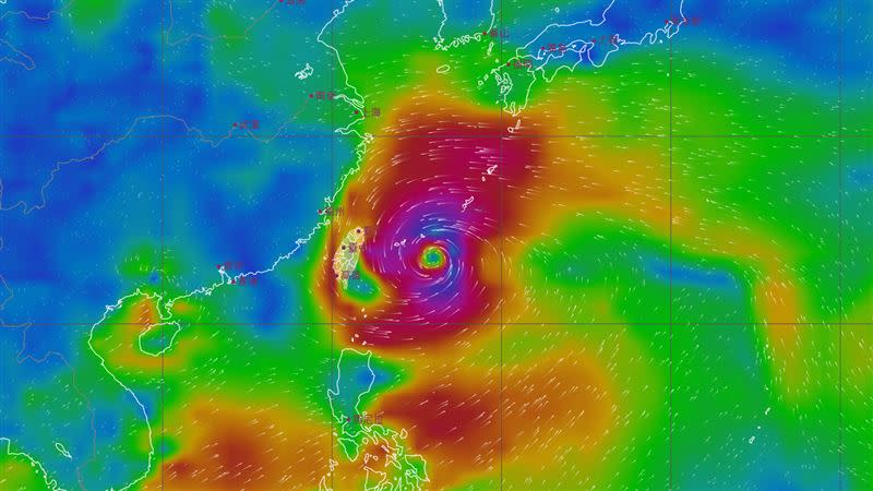 中颱「烟花」朝台灣逼近，圖為風場預報。（圖／中央氣象局）