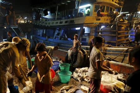 Workers pack fresh fish for export on a ship at San Pya fish market in Yangon, Myanmar February 15, 2016. REUTERS/Soe Zeya Tun