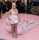 <p>La guéguerre entre Cardi B et Nicki Minaj se fait également sur le terrain du style. Les deux rappeuses ont illuminé la soirée avec des robes à longues traînes. Mais pour le coup, celle de Cardi B était plus impressionnante. (crédit Getty) </p>