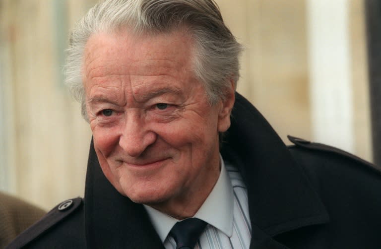 Roland Dumas, 77 ans, quitte son domicile, le 01 mars 2000 à Paris. (JOEL ROBINE)