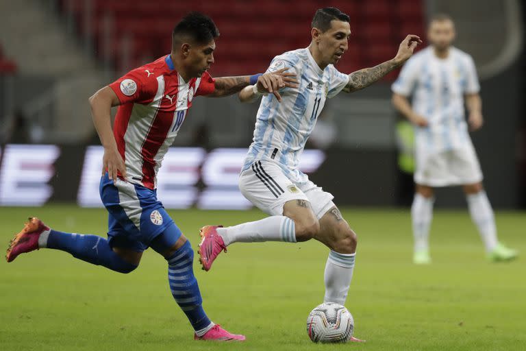 Di María encara ante la marca de Arzamendia, en el estadio Nacional de Brasilia. El Fideo fue una de las figuras