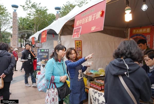 年貨大街市集攤位皆可使用行動支付消費滿額集點參加數位支付加碼好禮抽。（資料照／新北經發局提供）