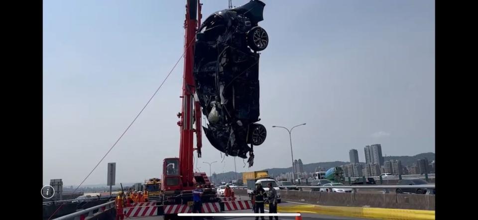 國道警方封閉主線讓大型吊車進駐進行吊掛作業。（翻攝畫面）