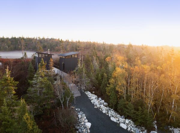 The dwelling is positioned along on the eastern coast of Nova Scotia. According to Braithwaite, the two elevated volumes offer a bird’s-eye view of the area’s trails and surrounding forest.