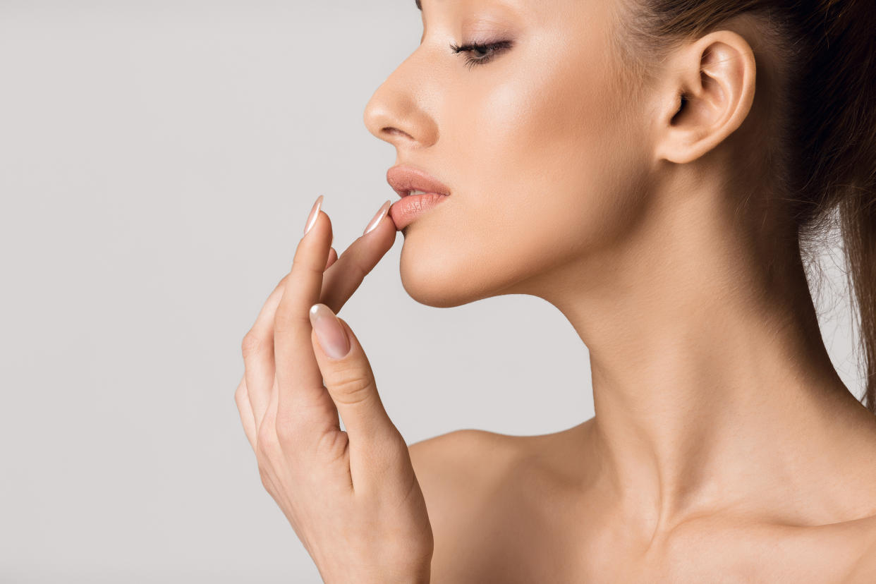 Hemos dejado de usar labial por el cubrebocas, pero no es razón par ano tener labios bellos/Getty images.