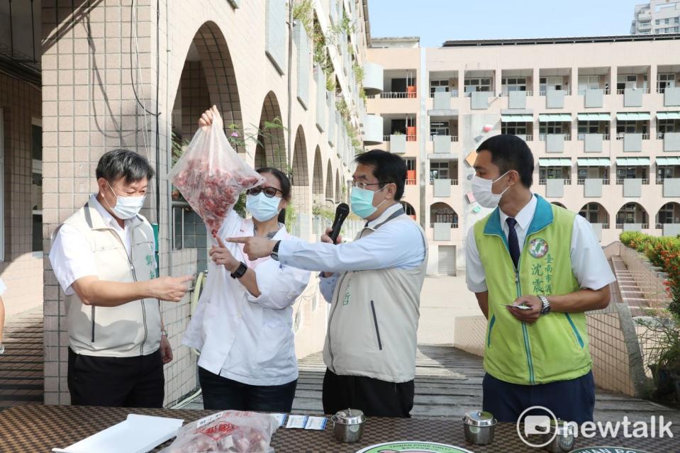 台南市長黃偉哲今日前往北區立人國小視察學校午餐食材驗收機制，示範如何使用南市府採購配發學校的萊克多巴胺快速檢驗試劑，抽檢學校午餐肉品。   圖：黃博郎／攝