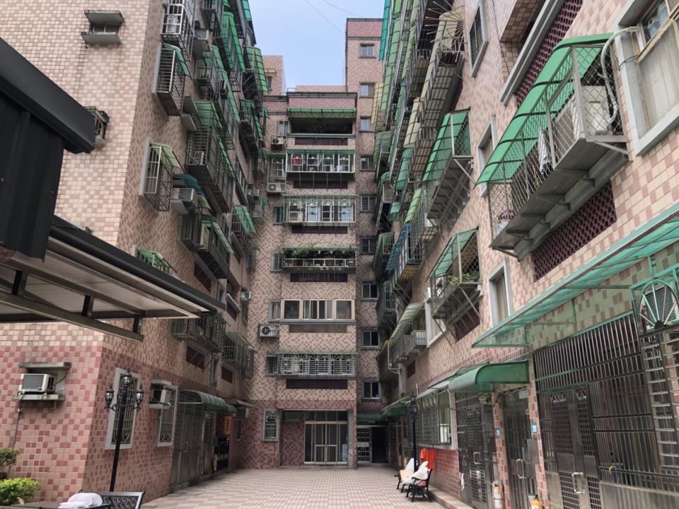 市府為強化集合住宅使用安全，日前公告自114年起，6層樓以上，未達8層樓集合住宅必須每4年辦理一次建築物公共安全申報。   圖：新北市工務局提供