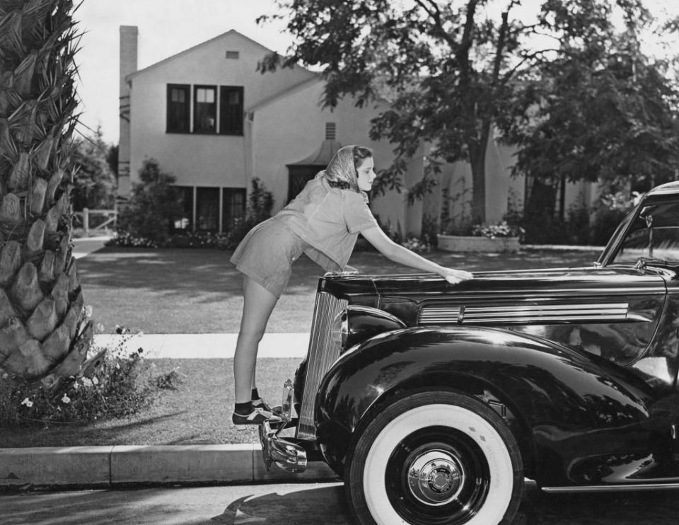 1939: Polishing her car