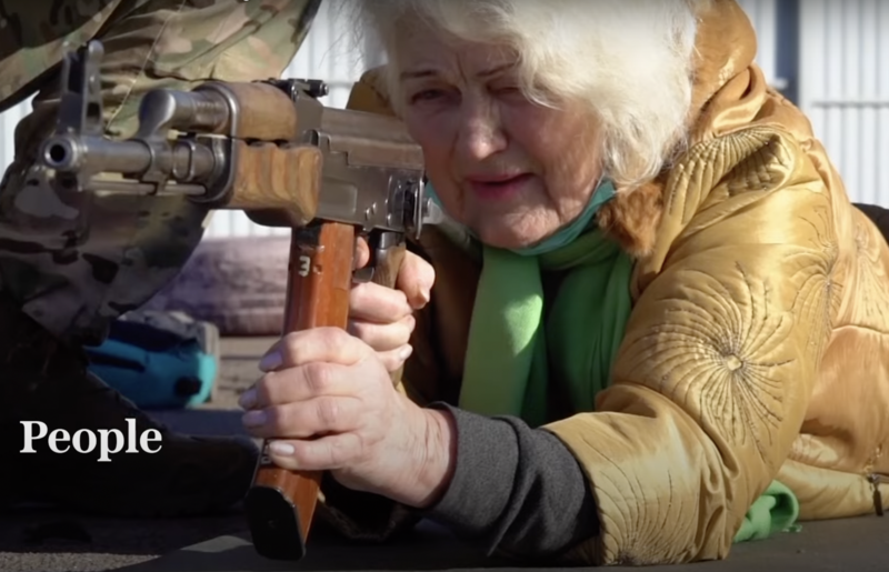 79歲阿嬤康斯坦丁諾芙斯卡（Valentina Konstantinovska）趴在地上拿起AK-47步槍練習。（翻攝自 The Telegraph Youtube頻道）