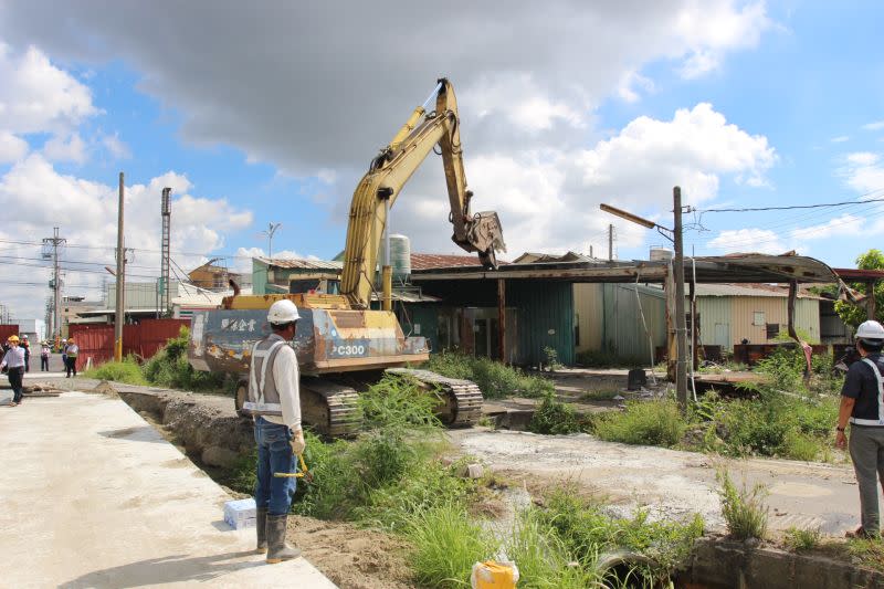 ▲雲林縣政府依法執行阿羅哈客運公司等3處地上物強制拆除。（圖／記者簡勇鵬攝，2020.06.22）