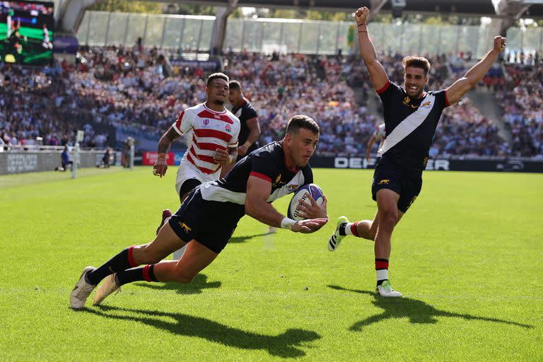 Emiliano Boffelli se lanza al in-goal en el partido en el que la Argentina obtuvo cinco tries frente a Japón; algo positivo en medio de rubros negativos.