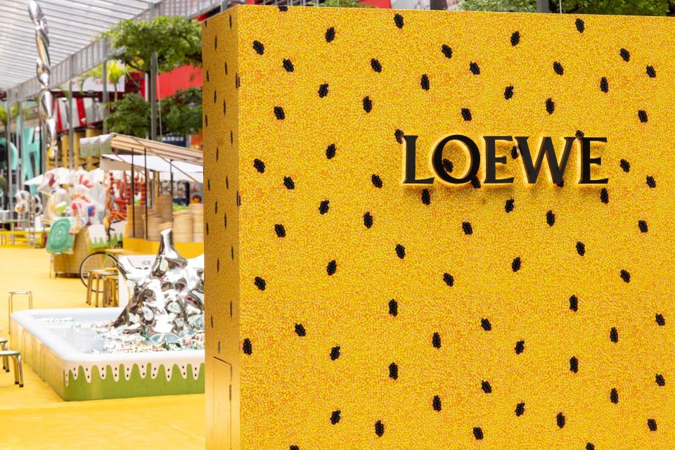 以Paula’s Ibiza自由奔放、音樂、歡愉無憂為其文化核心延伸的2024 LOEWE Paula's Ibiza夜市活動。圖片來源:LOEWE