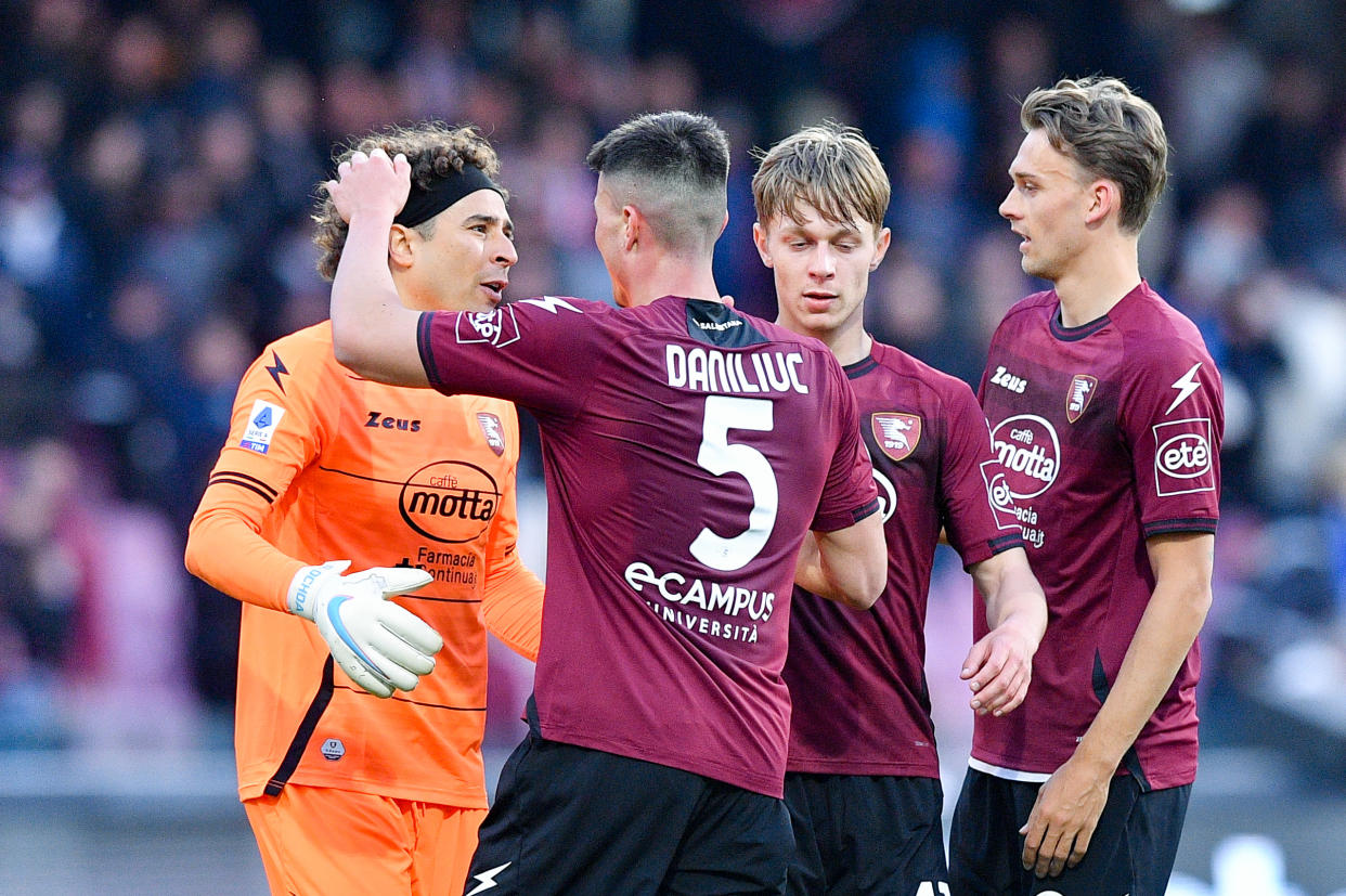 Guillermo Ochoa junto a sus compañeros del Salernitana tras el empate 1-1 contra el Inter de Milán. (Giuseppe Maffia/NurPhoto via Getty Images)