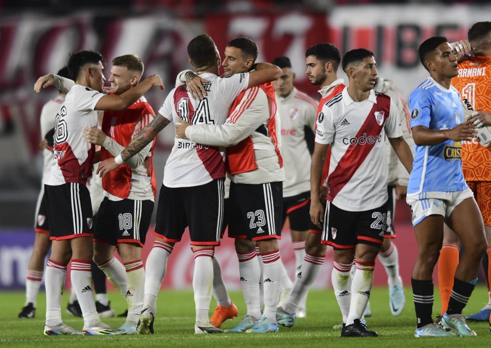 Los jugadores de River Plate de Argentina festejan al final del encuentro ante Sporting Cristal de Perú, el miércoles 19 de abril de 2023 (AP Foto/Gustavo Garello)