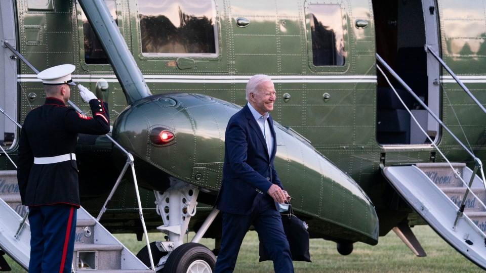 Joe Biden, Präsident der USA, lächelt, als er von der Marine One bei der Ankunft am Weißen Haus steigt.