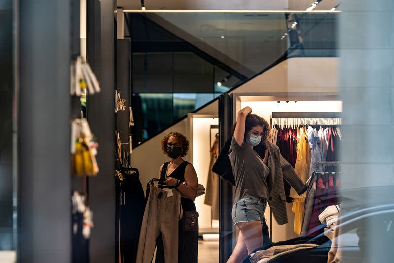 FILE PHOTO: Shoppers during the coronavirus disease (COVID-19) in a clothes store in New York City, U.S.