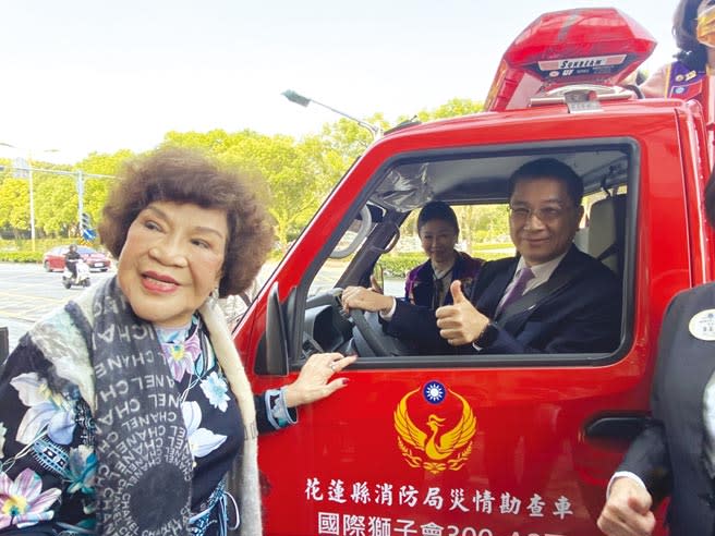 內政部長徐國勇（右一）昨天同「阿姑」周遊（左一）到花蓮縣消防局參加公益團體「捐贈災情勘查車輛」儀式，並試乘勘查車輛。（羅亦晽攝）