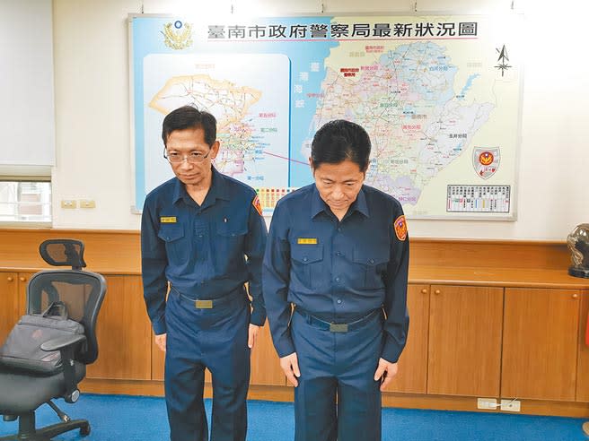 台南市警察局長詹永茂（右）、督察長葉明潭代表台南市警察局對受害女大生家屬表達歉意。（劉秀芬攝）