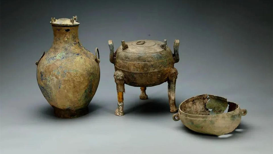 Pots and other vessels made of bronze, possibly for ritual use, were found among the grave goods in many of the tombs.