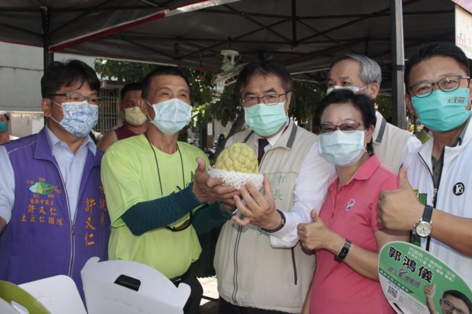 果農徐正雄（左二）獲得釋迦王冠軍，與市長黃偉哲（左三）開心合影。 （記者黃文記攝）